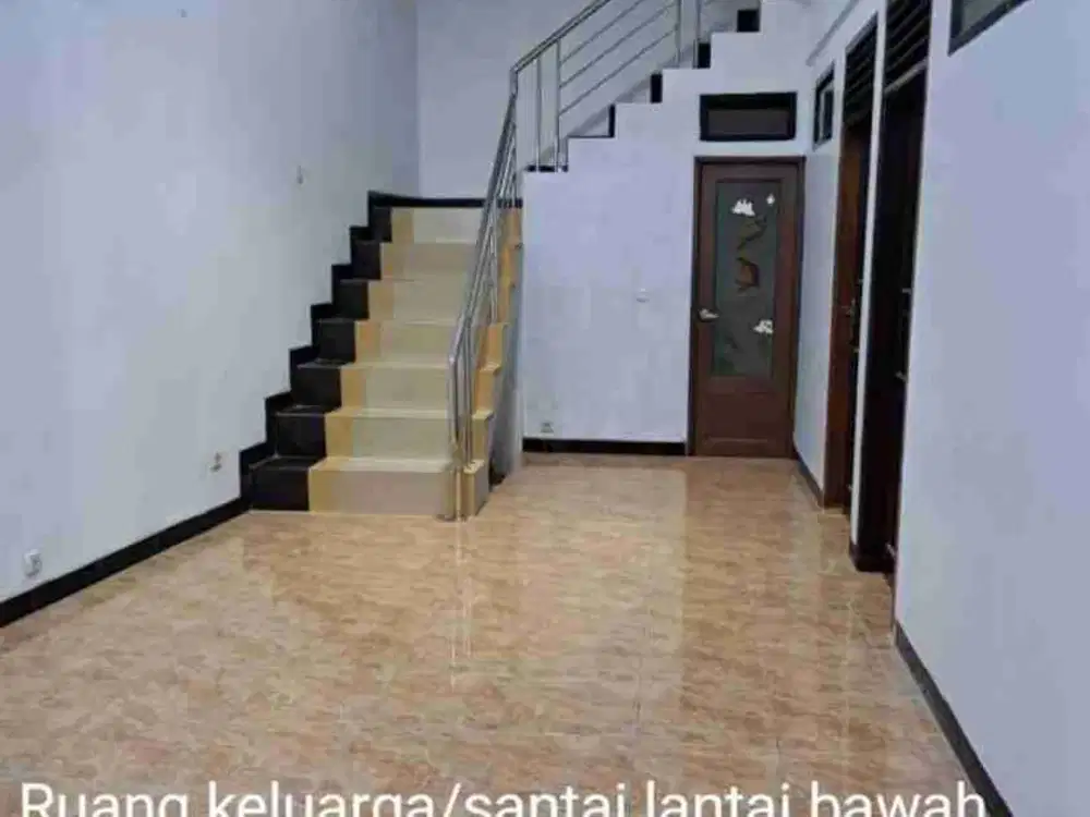 Disewakan Rumah Luas 2,5lantai di Sayap Buahbatu