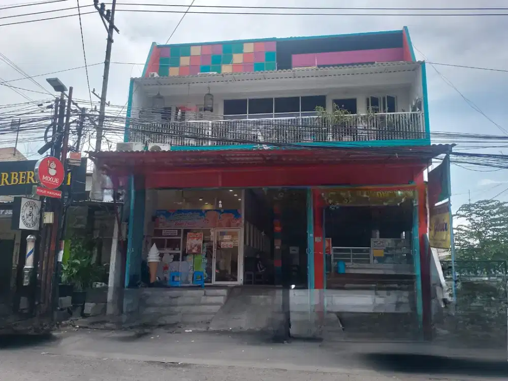 Raya Manukan Tama Area Ramai Padat Penduduk
