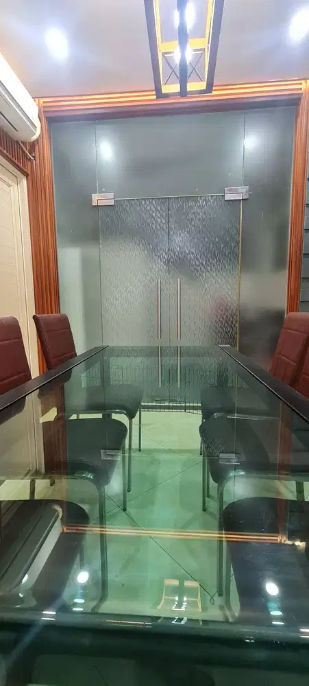 Meja Makan Informa Tempered Glass dudukan Metal Besi full kondisi 75%