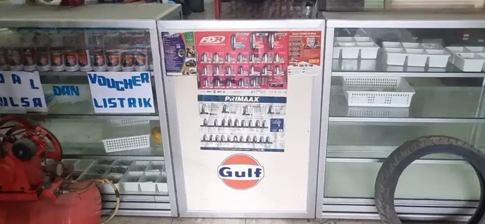 Lemari Etalase Kaca Bening Custom