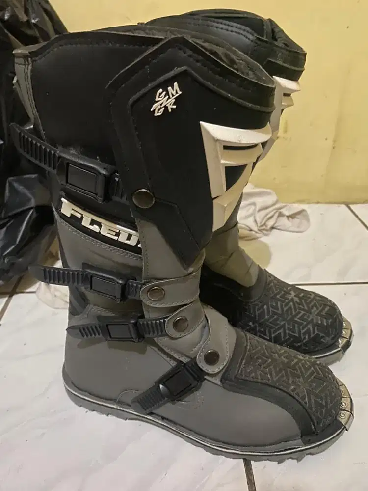 Helm dan sepatu trabas