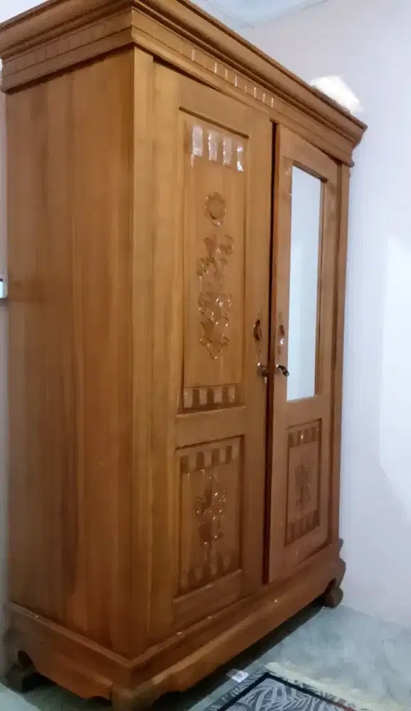 Lemari Kayu Ukir 2 Pintu Kondisi Bagus