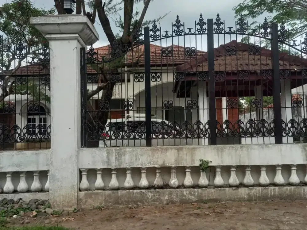 Dijual rumah dengan luas 1769 meter letak strategis di daerah premium (Timoho) di tengah kota Yogya, tepi jalan raya utama cocok untuk usaha