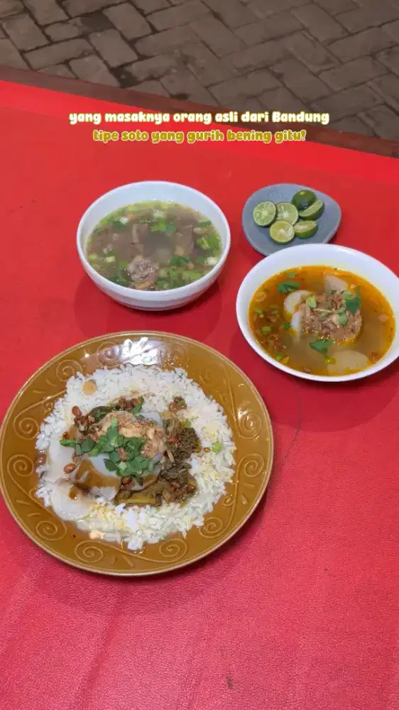 Waiter atau helper rumah makan