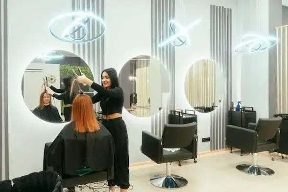 Karyawan salon kecantikan