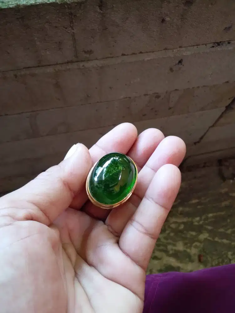 Batu jambrut hijau gelap ukuran jumbo batu mulia