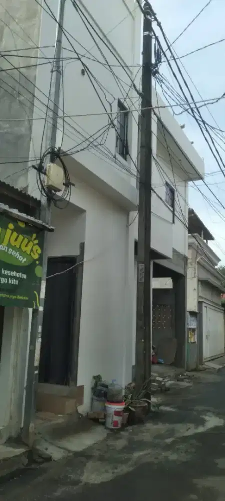 Dikontrakkan tahunan. Rumah baru. Bebas banjir. Akses ke Jakarta dekat