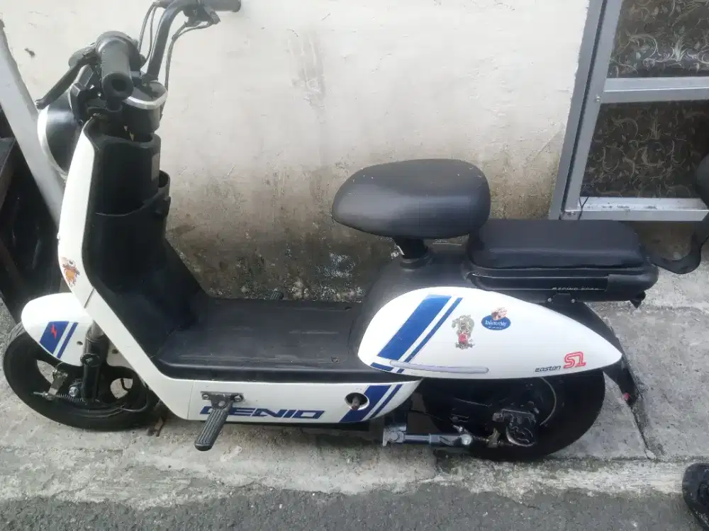 Di jual sepeda listrik merek Genio.