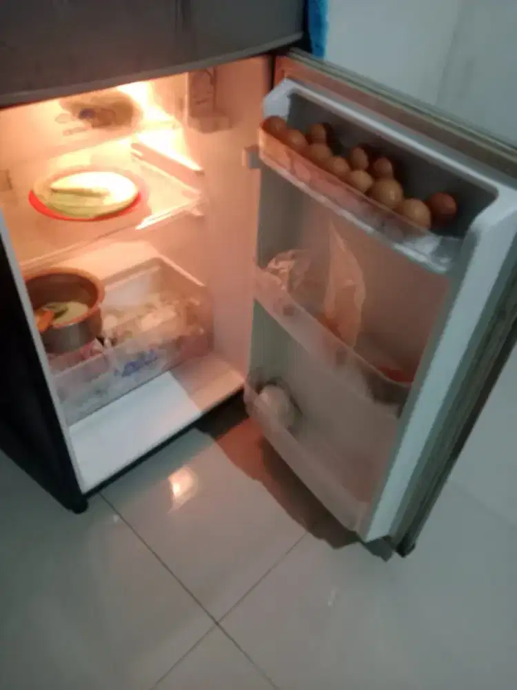 Kulkas 2 pintu merk aqua