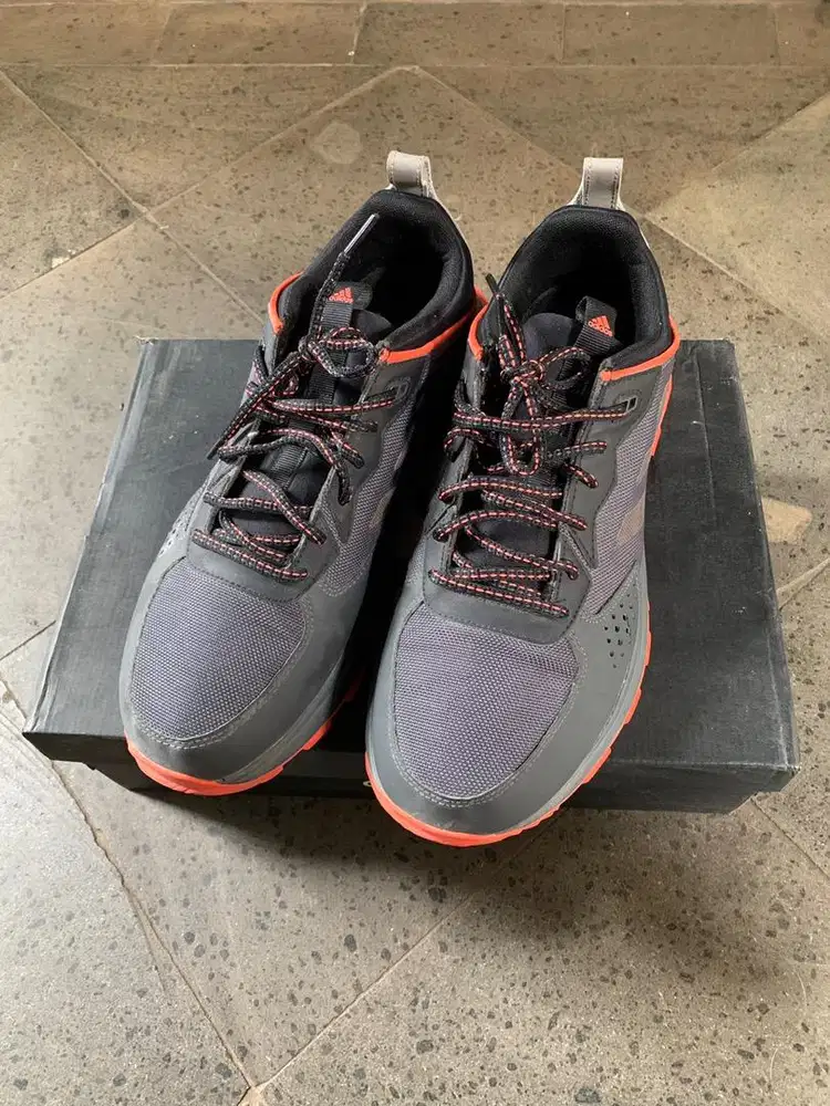 SEPATU RUNNING ADIDAS