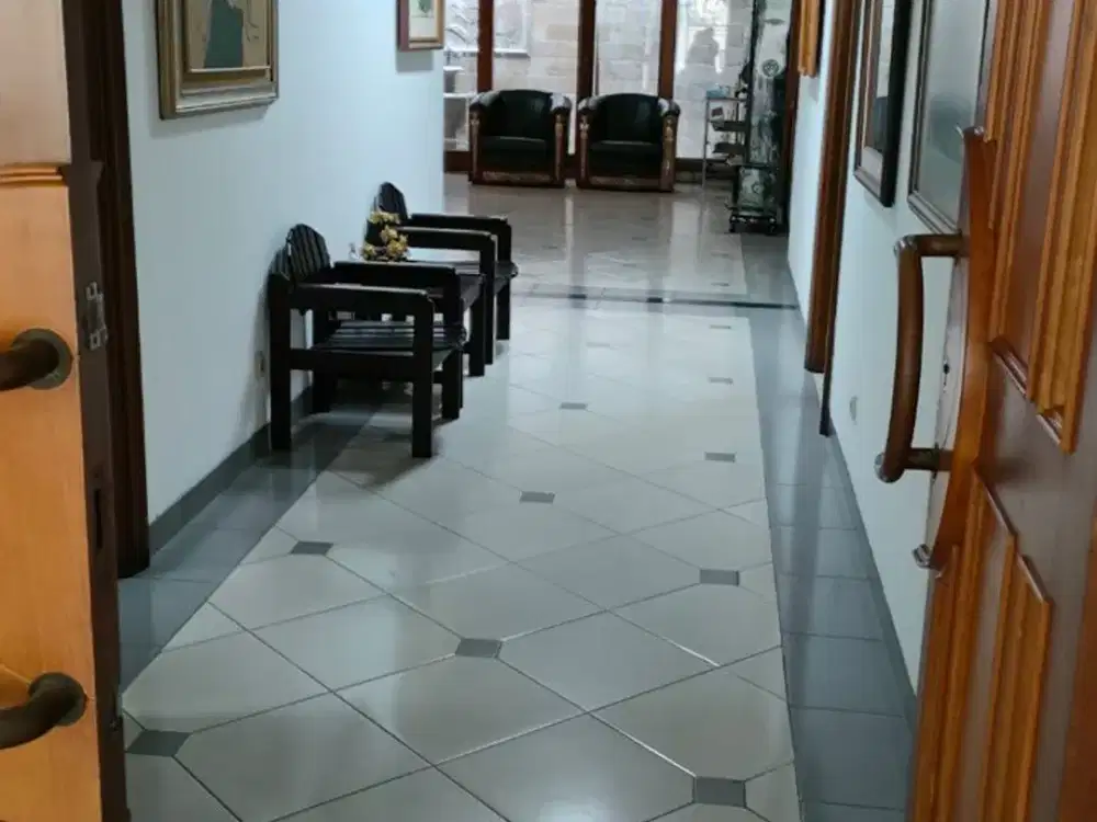 LXMMT 0086 Dijual Rumah Cocok Untuk Usaha Dengan Space Parkir Luas Di Area Komersial Menteng Jakarta Pusat