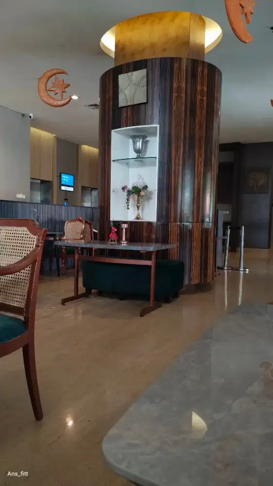 Crew outlet/waiter/waitress