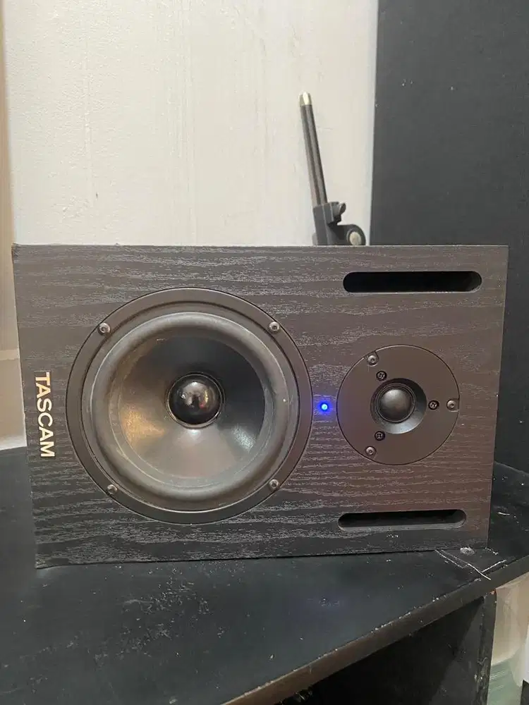 Tascam studio monitor VLX5