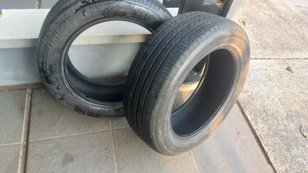 Dijual 2biji ban mobil ukuran 215/R5517 kondisi 85 persen masih bagus