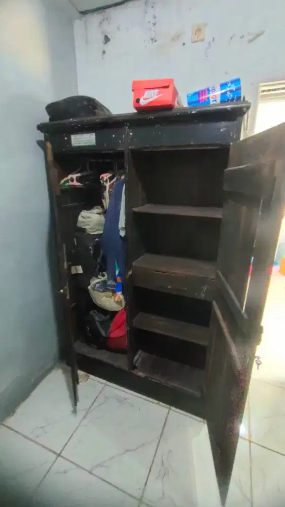 Perabotan rumah tangga dan peralatan