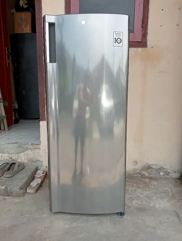 Freezer rak LG cepet bikin es batu nya.