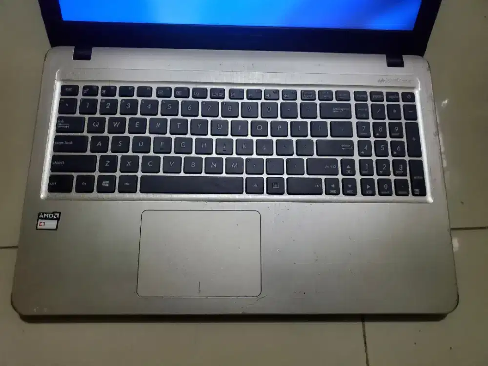 ASUS X540Y AMD E1-7010 ssd 128gb tinggal pakai aj