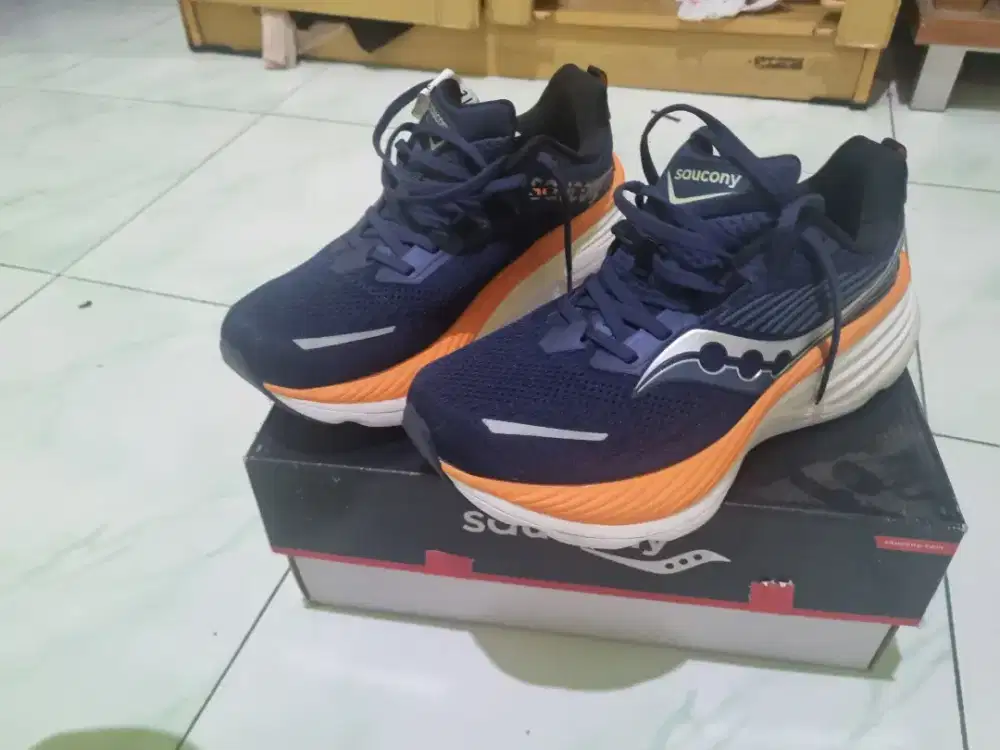Sepatu Running Merk SAOCONY,