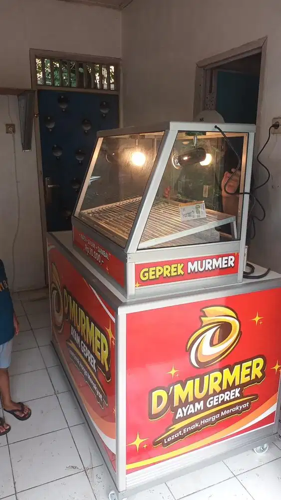 Etalase ayam fried chicken + meja dan stiker