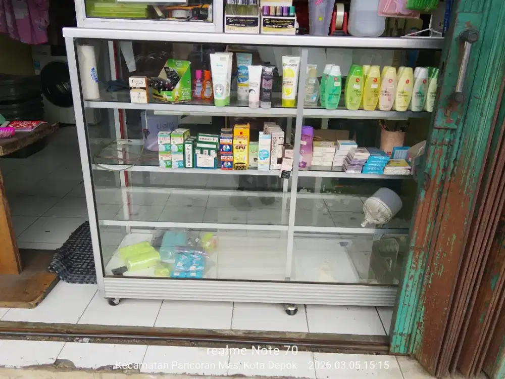 Etalase kosmetik atau lainnya