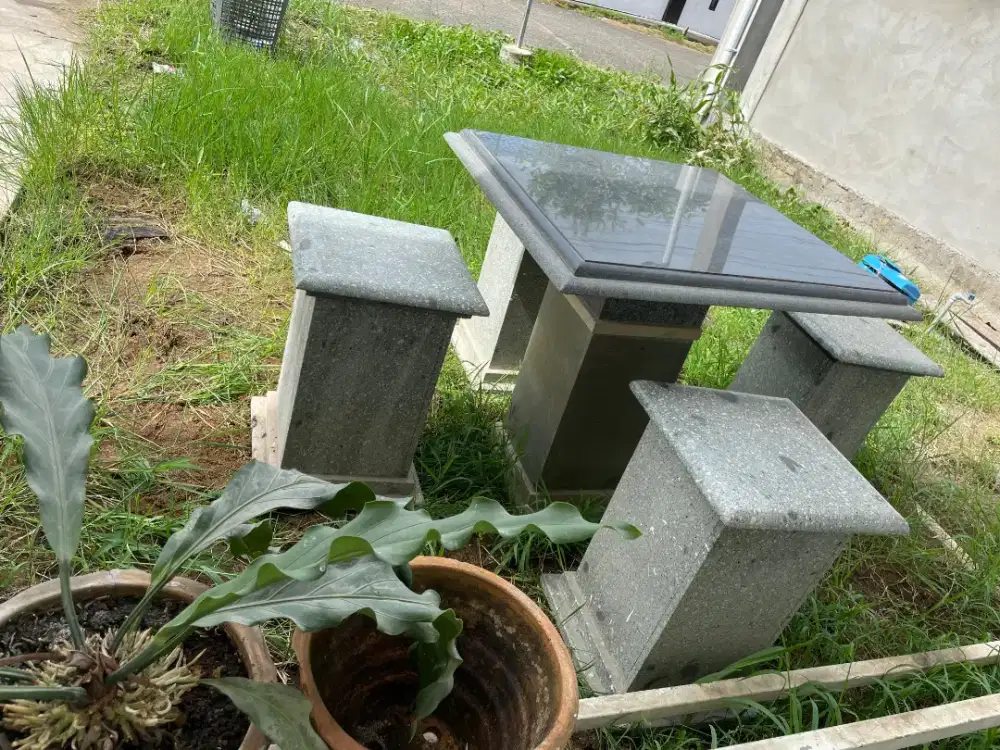 MEJA BATU SATU SET ( 4 KURSI)