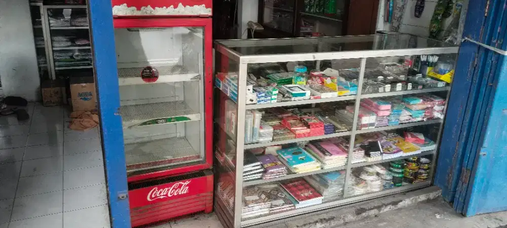 Etalase toko 5 unit dan lemari usaha 3 unit bonus etalasi rokok