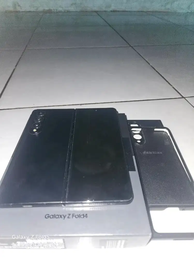 Z fold4,12+12/256,mulus no minus..bonus case..minat cek,cek,,nego,nego