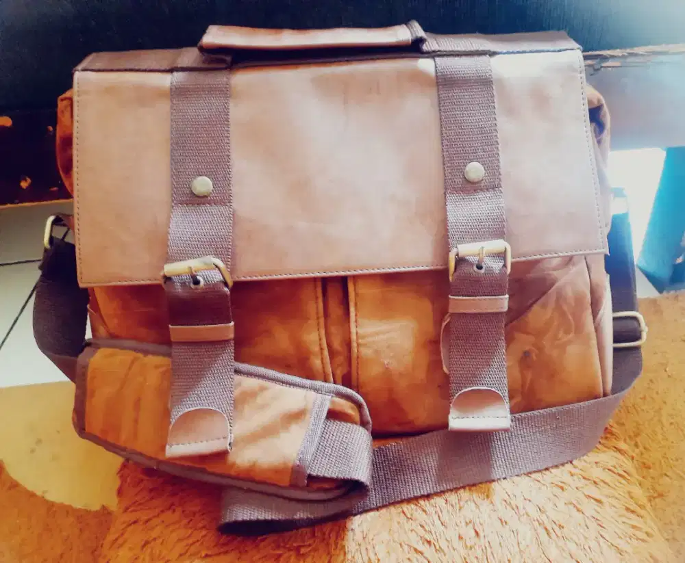 Bismillah jual: Tas laptop by Axcom
(SOUVIA) 85% harga 250k nego dikit