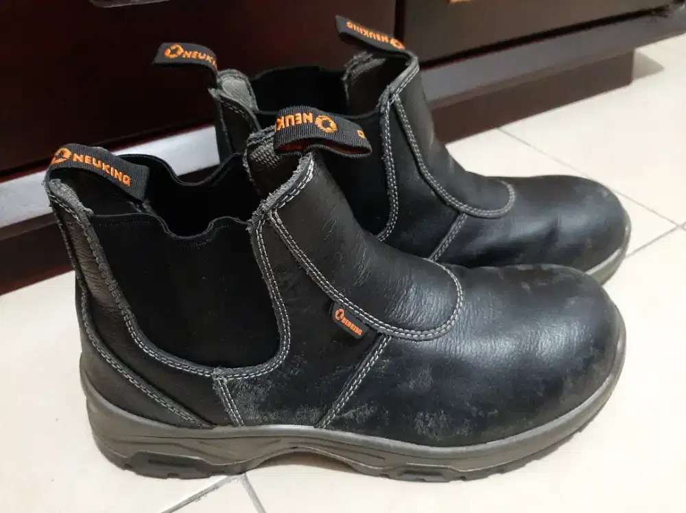 Sepatu safety neuking size 42