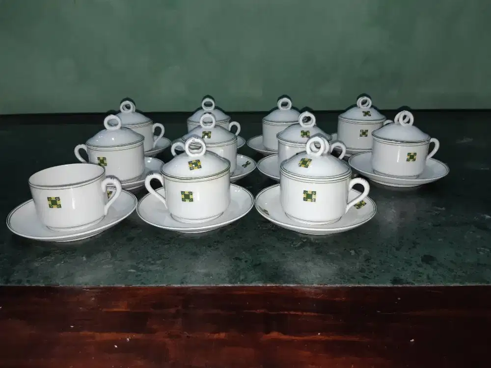 10 pcs cangkir set dengan tutup dan lepek