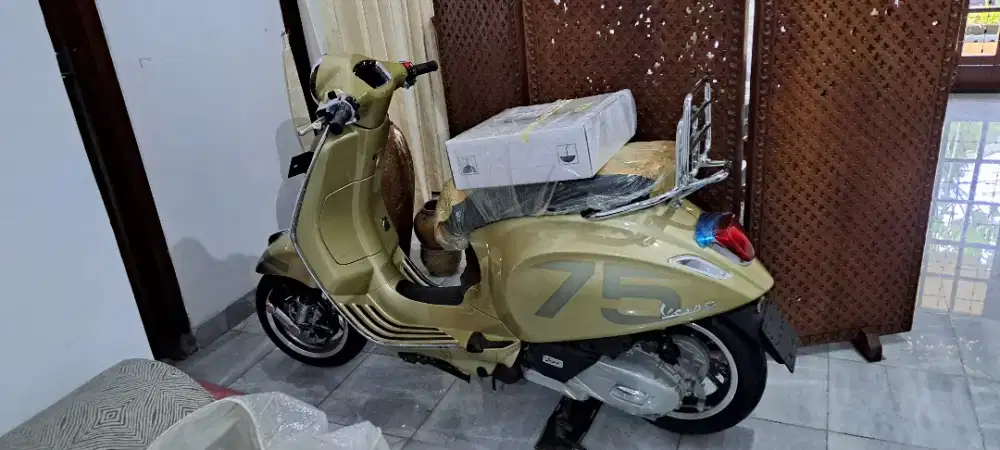 Vespa Primavera 75th Anniversary 0km Full Set