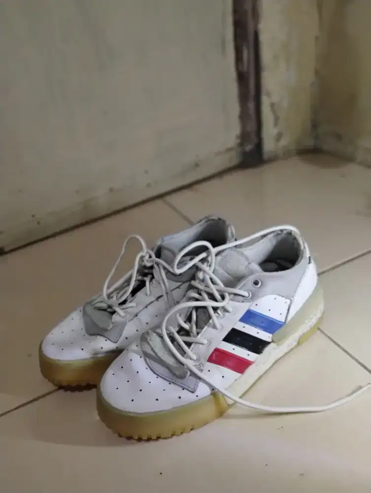 Sepatu adidas warna putih