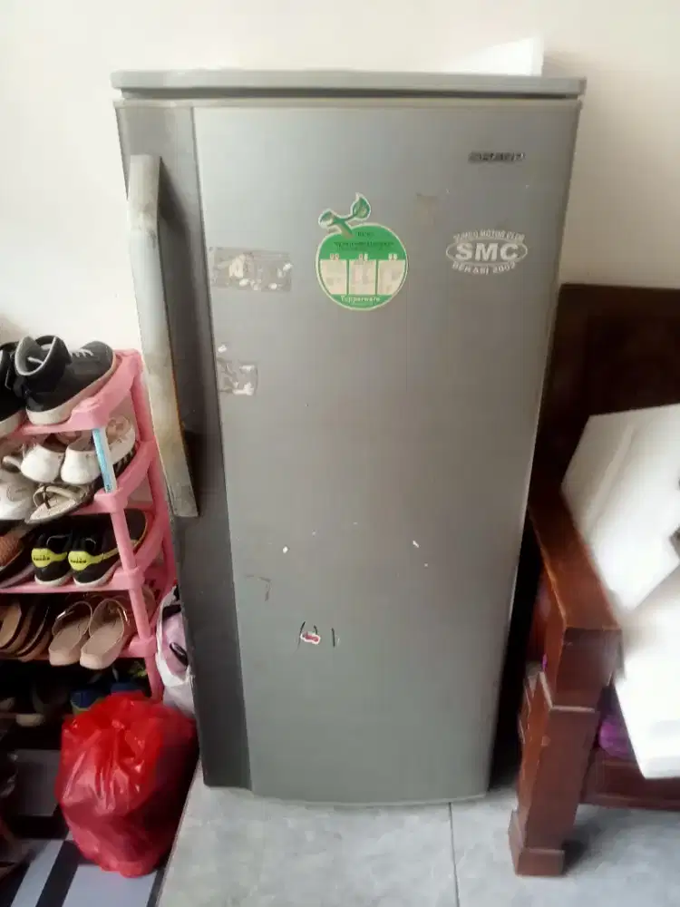 Kulkas 1 pintu bekas merk Sharp