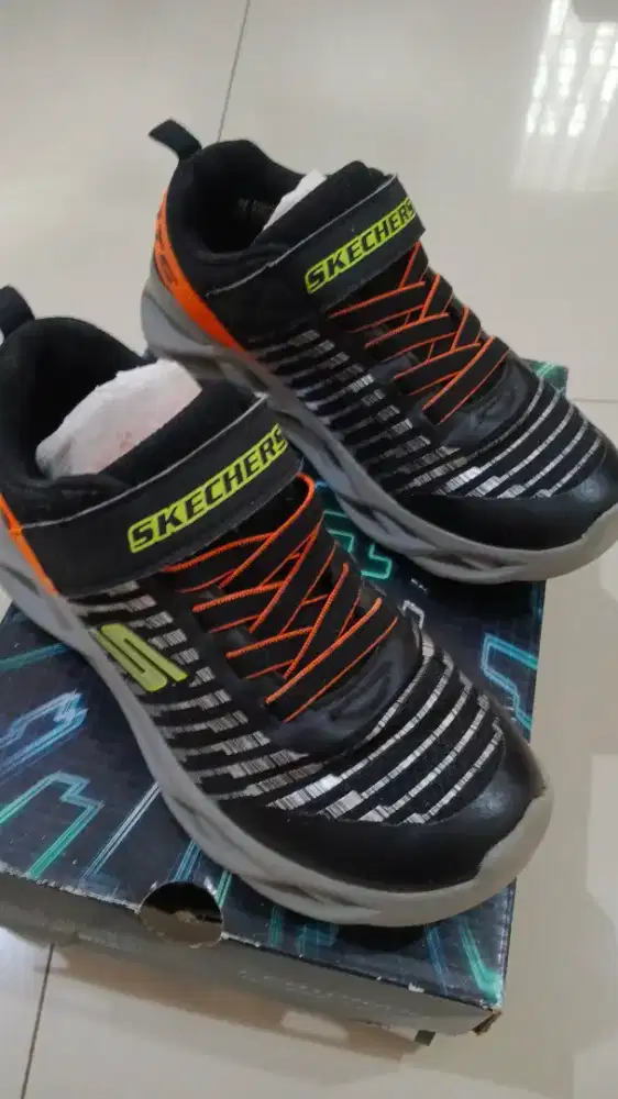 Sepatu anak skechers Lights