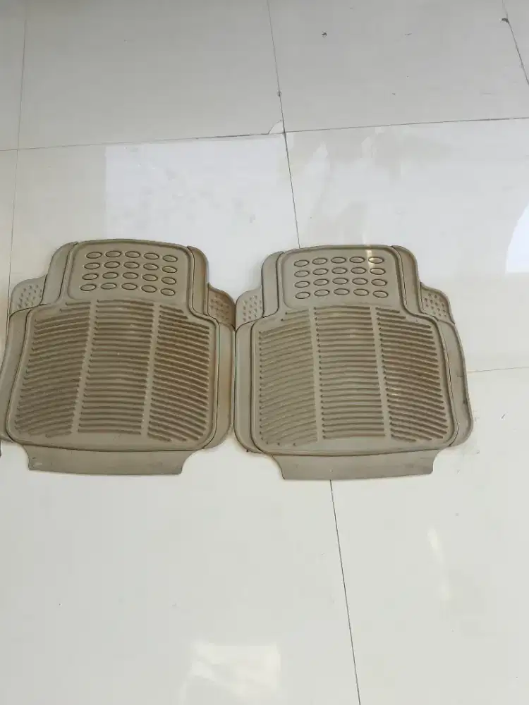 Karpet mobil universal sepasang karet siap digunakan