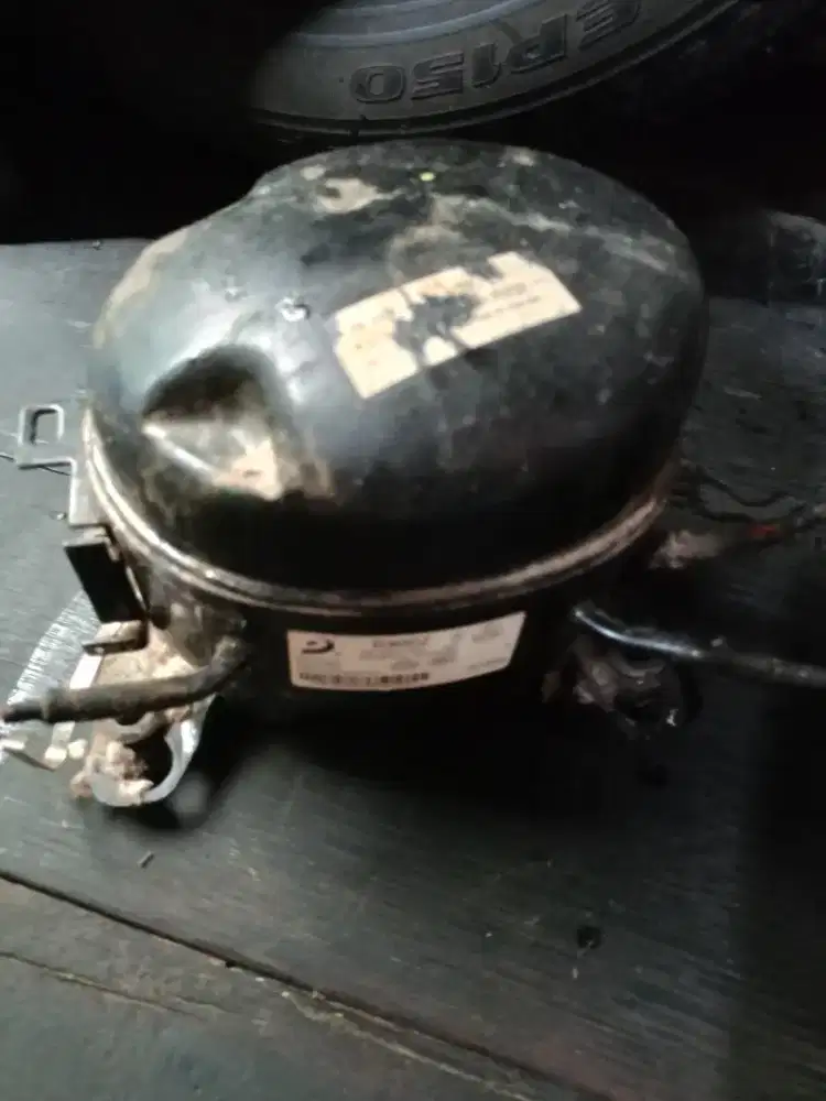 Dijula kompresor Kulkas bekas sudah rusak Merk Polytron