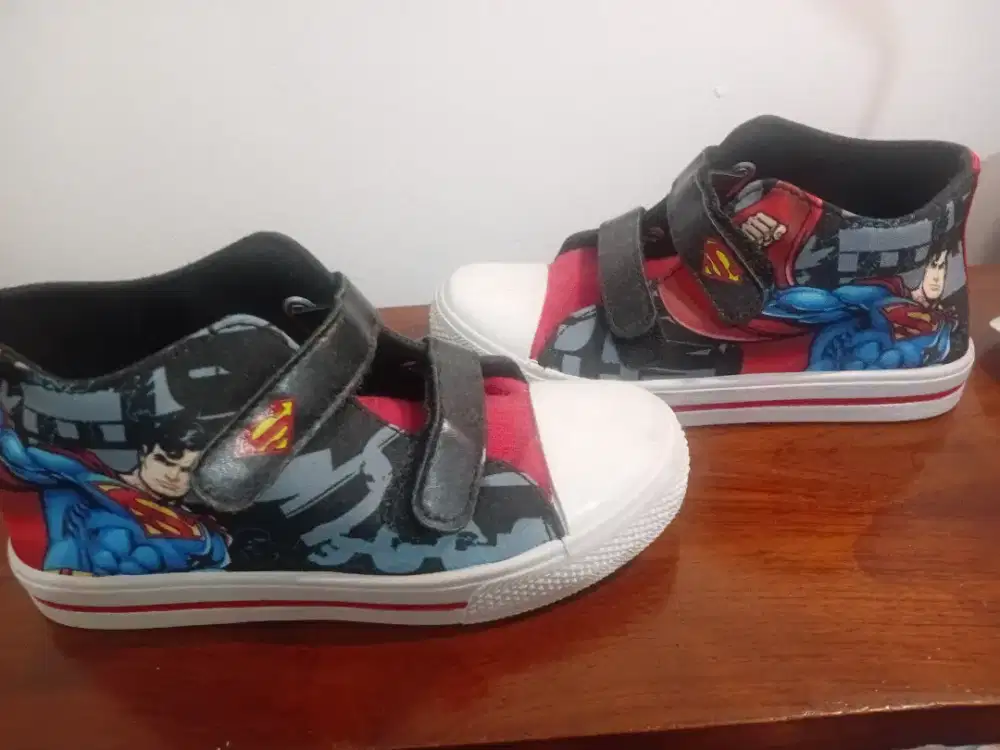 Sepatu superman
