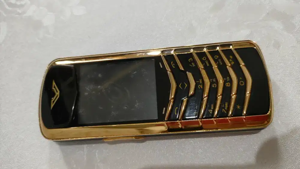 Vertu Signature Gold plate