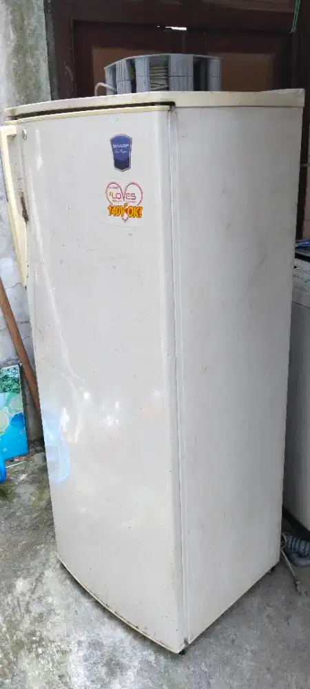 Kulkas SHARP Dobel Frezer tinggi 135Cm.