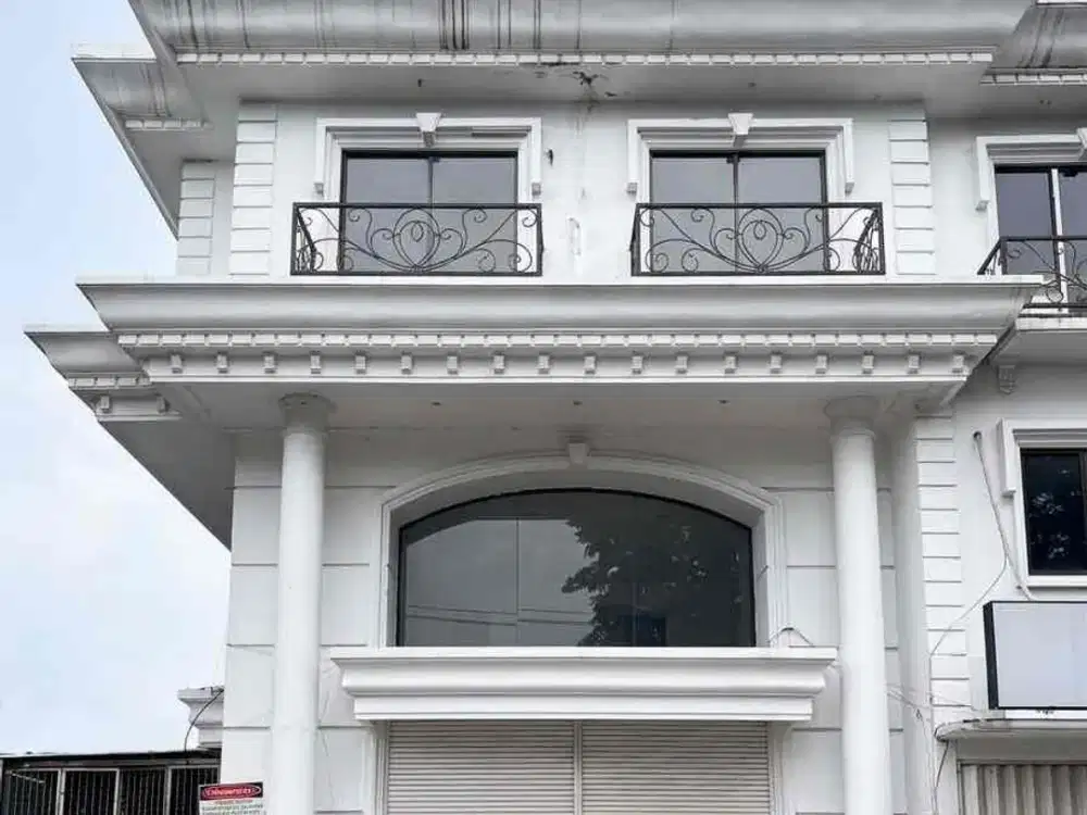 RUKO 3 LANTAI DI NOL JALAN RAYA MAYJEND SUNGKONO SIAP PAKAI