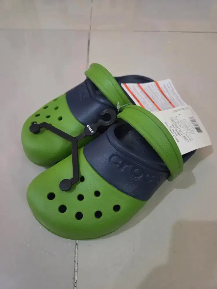 Sandal selop anak laki2 CROCS ORIGINAL COUNTER( neww)di jual kekecilan