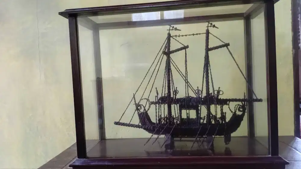 Miniatur kapal dari cengkeh