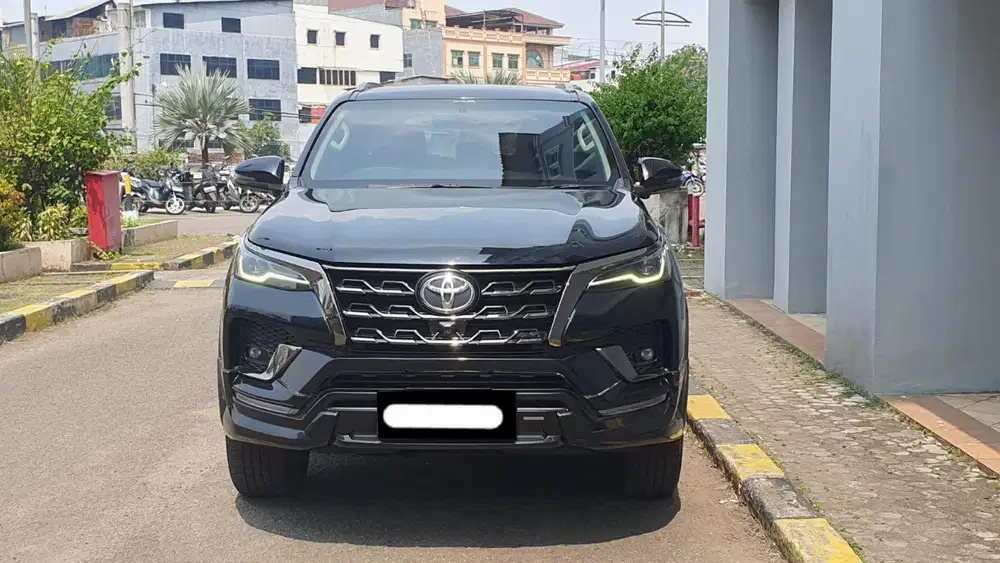 Km28rb toyota fortuner srz gr sport bensin 2022 hitam