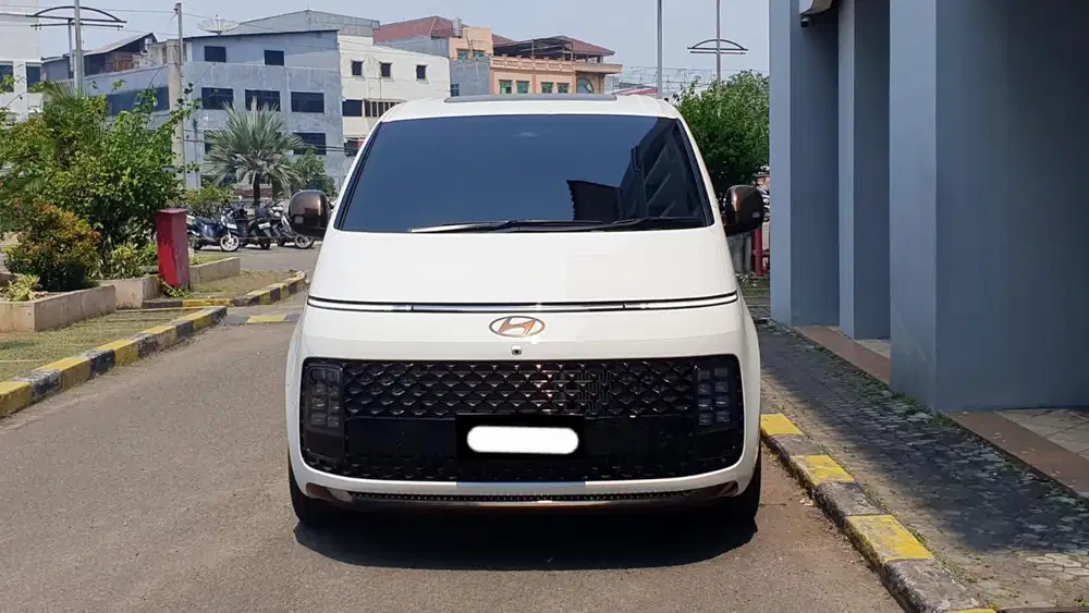 Km 900 perak hyundai staria signature lombardi 7seater 2024 putih
