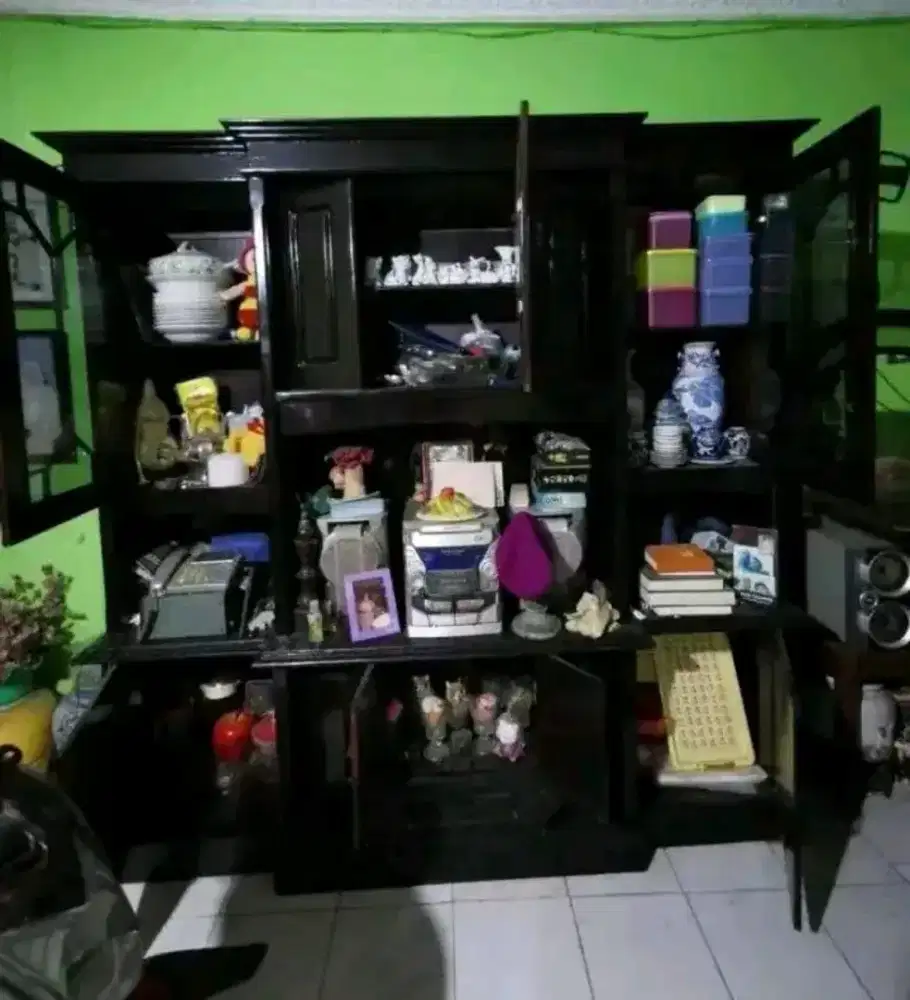 Lemari Pajangan Jati