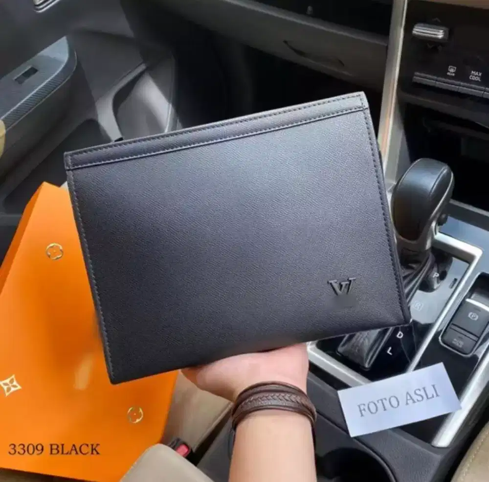 Clutch LV Taiga Black Hitam Leather Lengkap Box Dll