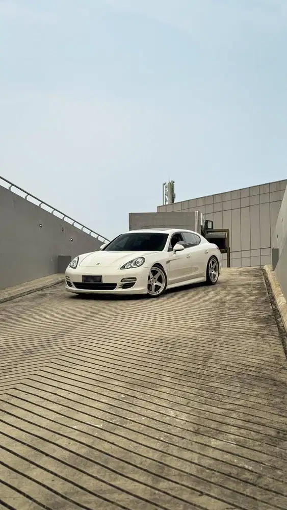 Porsche Panamera Nik 2011 pemakaian 2012
