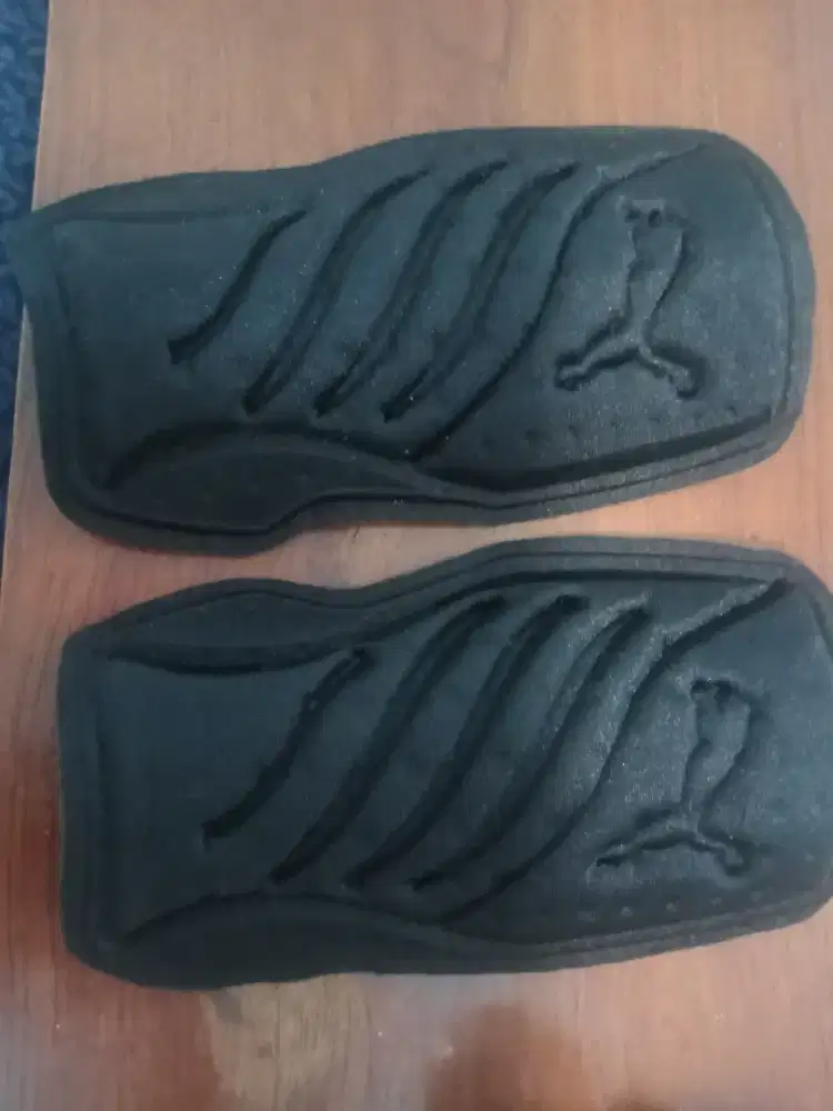 Alat pelindung tulang kering main bola