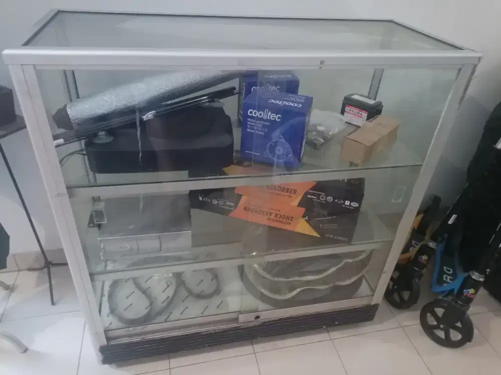 2 Etalase kaca msh bagus