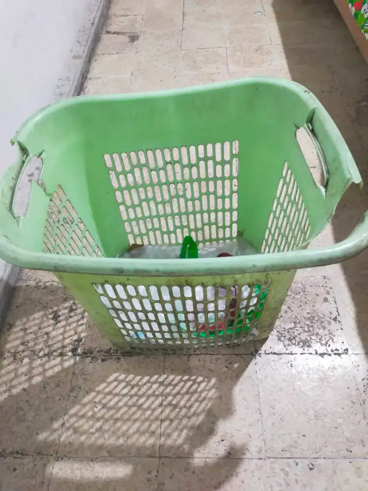 Keranjang pakaian warna hijau